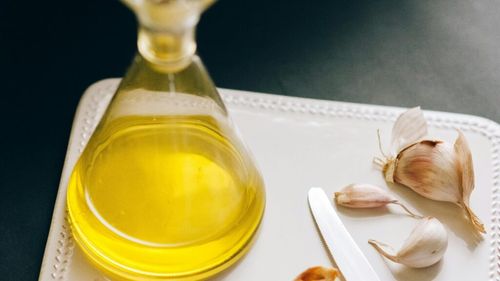 Cinci beneficii ale uleiului de usturoi care te pot menține sănătos și fără infecții / Îți întărește imunitatea, ajută inima, previne accidentele vasculare cerebrale și ține în frâu glicemia