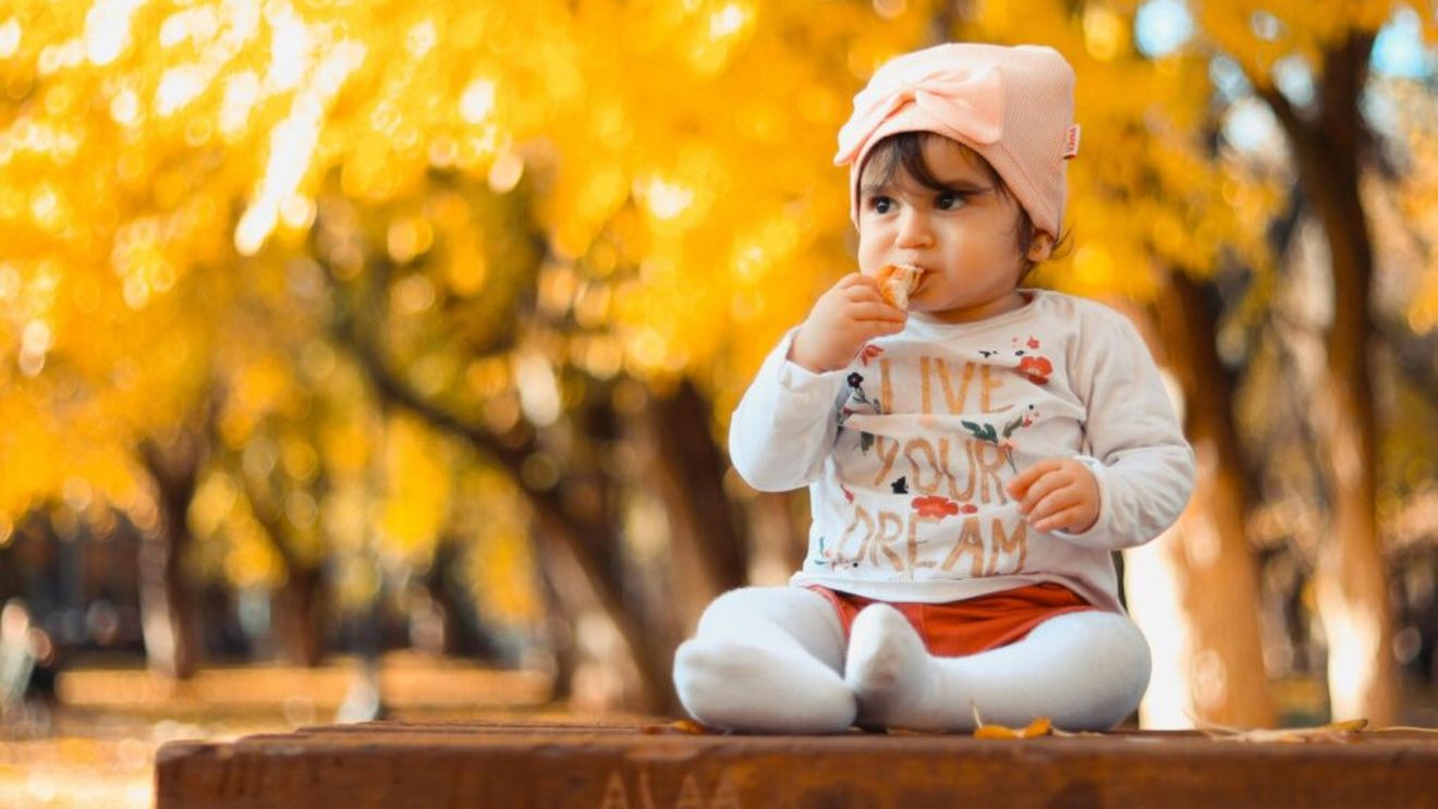 Ce este „baby-led weaning”: ce știm și ce nu știm despre noile teorii de alimentație a bebelușilor. De ce ne e teamă de a oferi hrană solidă de la vârste fragede și ce spun studiile