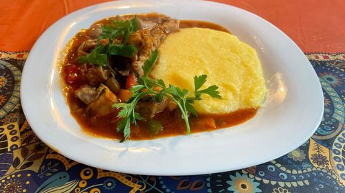 Reţetele bunicii: Tocăniţă de iepure și ciuperci, cu mămăliguță pripită