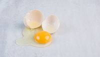 Albuș sau ou întreg? Ce spun nutriționiștii despre una dintre cele mai populare dileme alimentare