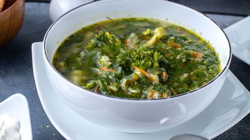 Supa „fără rețetă”, despre care o antrenoare de fitness spune că nu îi lipește din meniu/ Se prepară ușor, rapid și din cam orice ai prin frigider și te ajută să nu depinzi de mâncăruri procesate