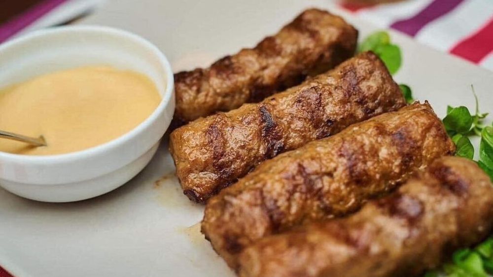 EXCLUSIV Micii duși de Ciolacu premierului bavarez provin de la restaurantul La Cocoșatu / Pe lângă mititei, Markus Söder a primit și un coș cu produse tradiționale, furnizat de o firmă din Argeș