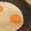 Secretul bunicii ca să prăjești ouăle „curat” și fără să te arzi cu ulei/ Folosește un ingredient pe care îl ai în casă și la care nu te-ai gândit niciodată