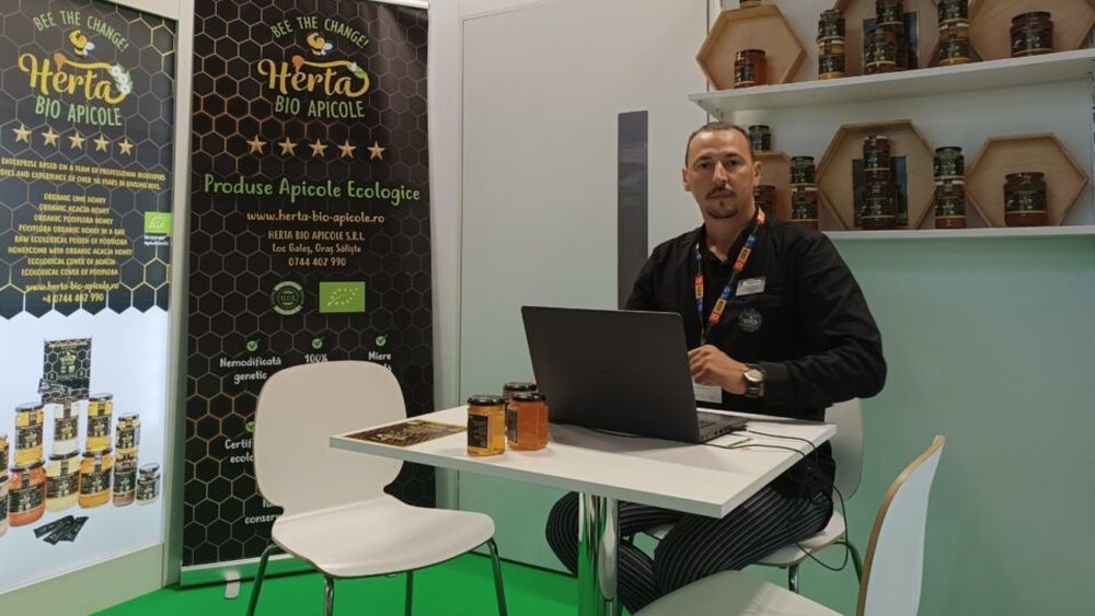 Fermier cu valoare adăugată: Un fost director executiv, cu 78 de oameni în subordine, a devenit apicultor / Produce miere bio în propria mini fabrică și reprezintă România la evenimente internaționale de top