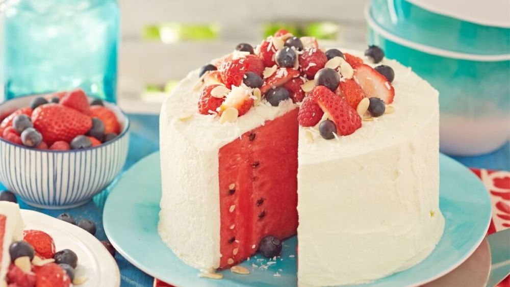 Un apetisant tort de pepene ca să marcăm împreună mâine Watermelon Day. E nevoie doar de frișcă și mici adaosuri și desertul e gata