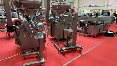 Din culisele industriei alimentare: Un utilaj de fabricație germană porționează într-o oră 4 tone de carne tocată/Ies pe țeavă: mici, cremwursti, calupuri de salam și parizer