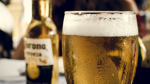 Cum să ne gândim la mediu în timp ce bem bere. Un american propune o colaborare a mai multor producători pentru o bere mai ecologică