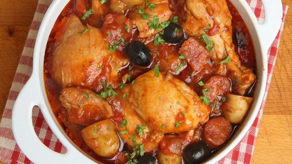 Mâncare rece de pui cu măsline / Este sățioasă, bogată în proteine și grăsimi sănătoase și poate fi adaptată ușor