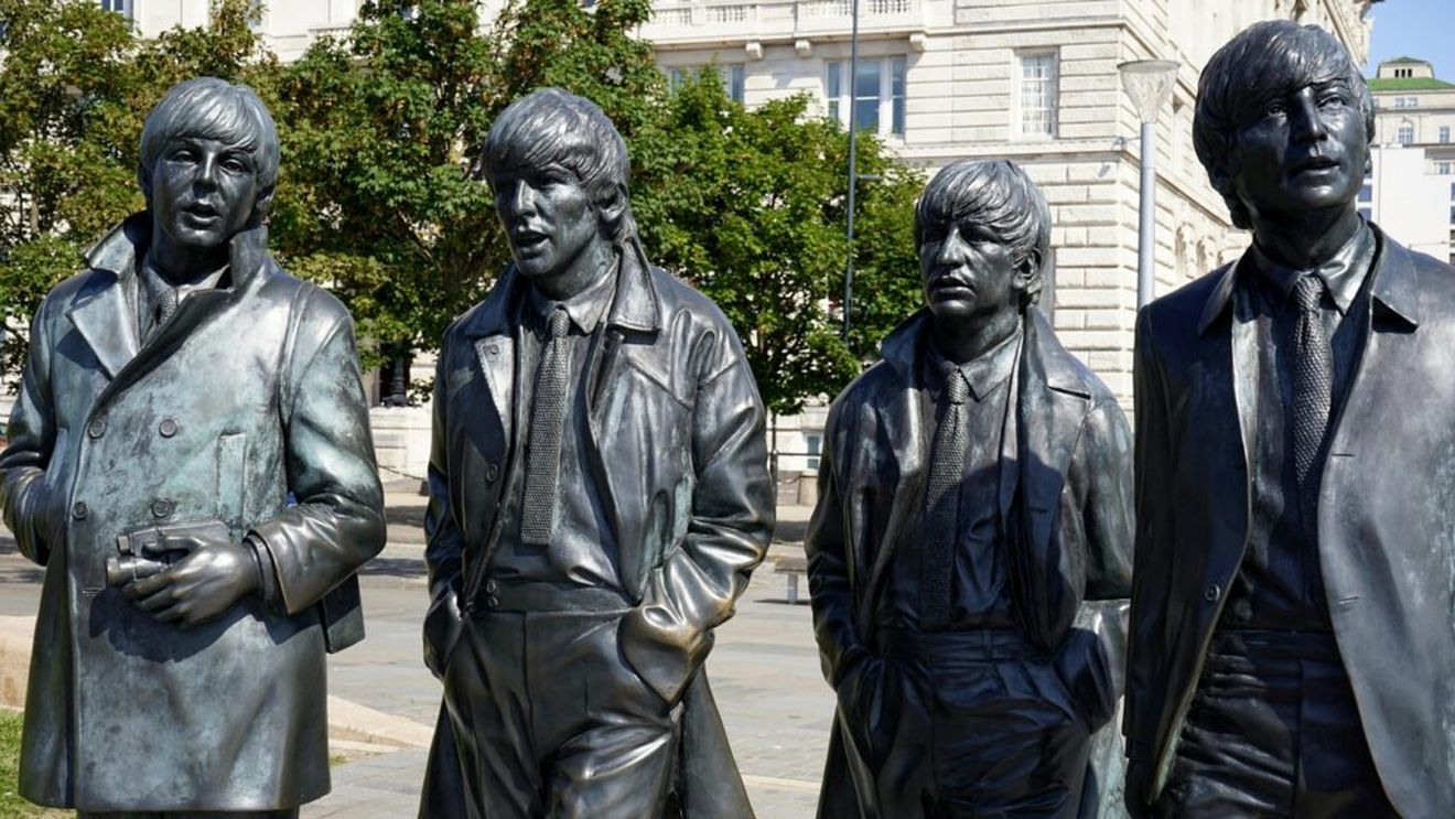 O bucată de pâine din care a mușcat George Harrison (The Beatles) în 1962, vândută la licitație pentru mii de lire sterline/ Ce alte lucruri ciudate ale celebrilor cântăreți britanici s-au mai licitat pentru sume fabuloase