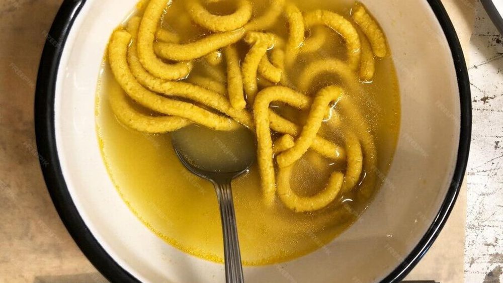 Passatelli, un fel de tăiței italieni, în supă sau cu sos. O rețetă tradițională antirisipă. Înlocuiesc pastele dar sunt făcuți din pesmet sau pâine uscată