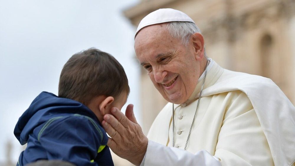 Papa Francisc, o voce puternică împotriva risipei alimentare: „Cu mâncarea aruncată s-ar putea hrăni întreaga lume”