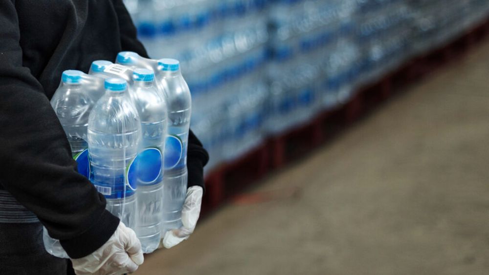 Aproape 900 de litri de alcool nefiscalizat descoperiţi în maşina şi la locuinţa unui bărbat din Caraş-Severin / Poliţiştii i-au întocmit dosar penal