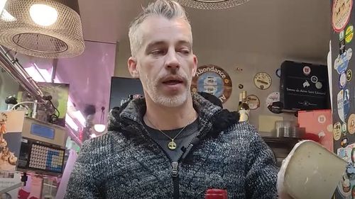 VIDEO | Un francez vinde brânzeturi din Hexagon într-o piață din Spania și își învață clienții să le consume ca la el acasă/ „În Franța sunt 1295 de soiuri diferite de brânză, ai putea consuma un tip de brânză pe zi mai mult de trei ani, fără să le repeți”