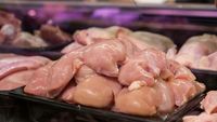 Peste 50 de kilograme de carne tocată de pui posibil contaminată cu Salmonella şi aproximativ 14 kilograme de cod file congelat, retrase de la vânzare de către inspectorii sanitar-veterinari din Buzău