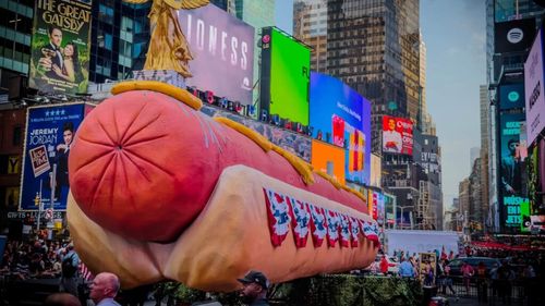 Un hot-dog gigantic de 20 de metri a apărut în Times Square / Sculptura aruncă periodic confetti și marchează 250 de ani de la fondarea SUA