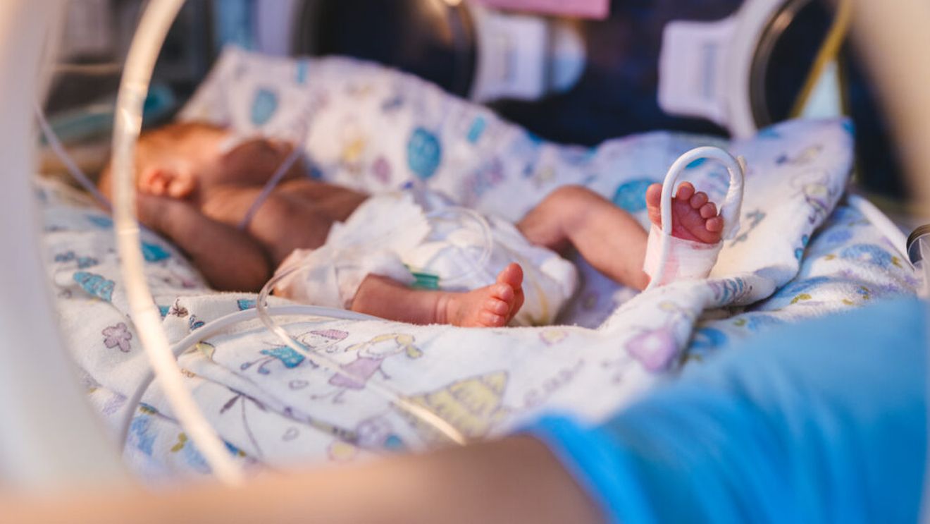 Zahărul reduce durerea a bebeluși, în timpul procedurilor spitalicești/ Sugarii simt durerea diferit față de adulți, adesea mult mai intens