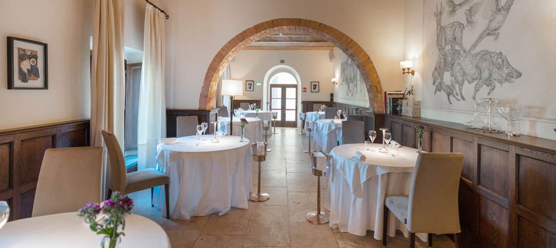 FOTO-VIDEO | Destinație de vacanță: Castel Monastero, de la sat medieval la resort de lux în Toscana / Are un restaurant cu stea Michelin și spa de 1.500 de metri pătrați / Legumele provin din grădinile din zonă, iar carnea este luată de la producători locali