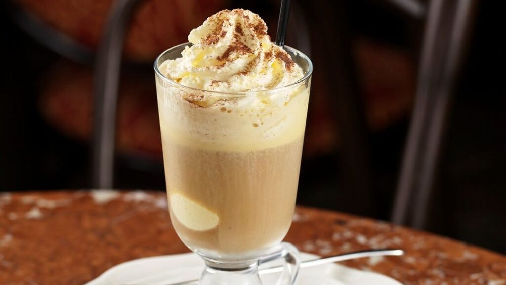 VIDEO | Cafeaua vieneză – o combinația perfectă de cafea, scorțișoară, frișcă bătută și ciocolată care te face să călătorești cu mintea și cu simțurile până în centrul capitalei austriece