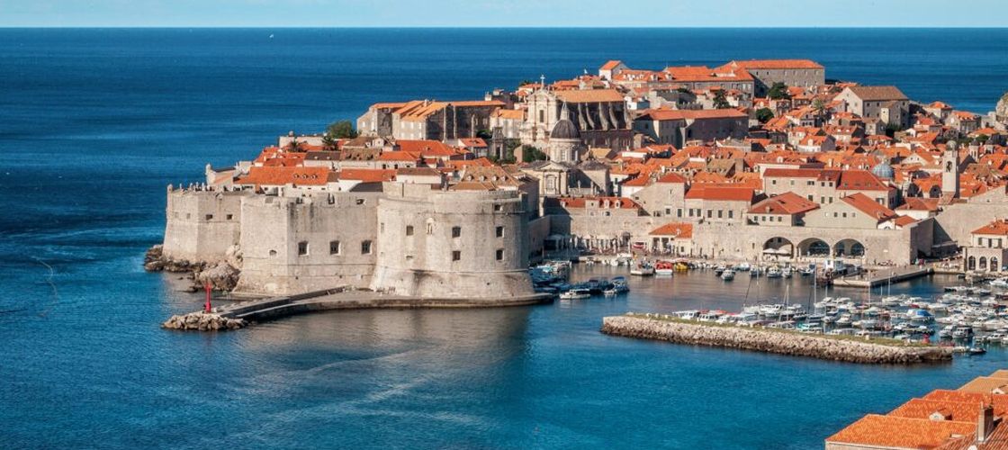Croația limitează vânzarea alcoolului pe timpul nopții în zonele turistice. Autoritățile vor să reducă excesele și zgomotul