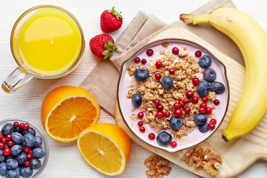 adolescenti-mic-dejun-proteine-mic-dejun-cu-proteine-alimentatie-sanatoasa-nutritie-adolescenti-fibre-zahar-adaugat-oua-iaurt-grecesc-ovaz-smoothie-studiu
