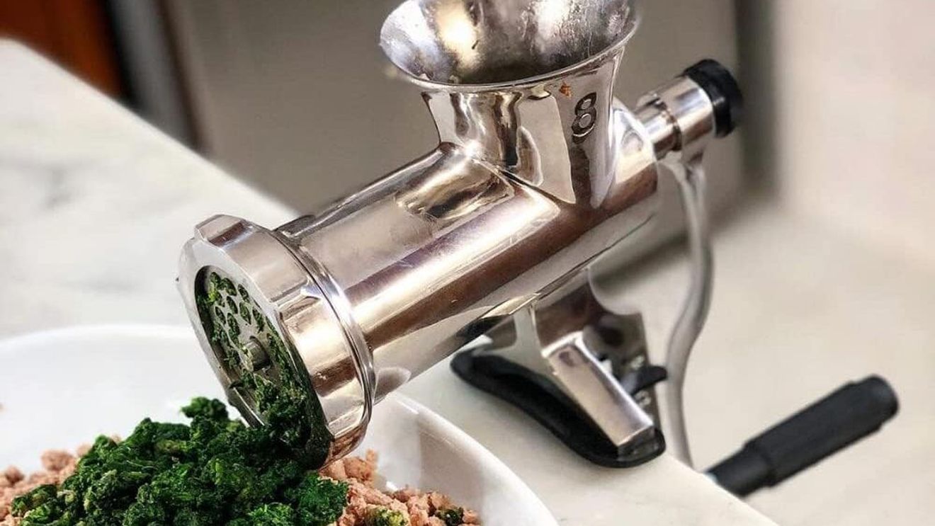 Mașina de tocat carne poate fi periculoasă/ O femeie şi-a prins mâna și a ajuns la spital cu toate cele cinci degete strivite