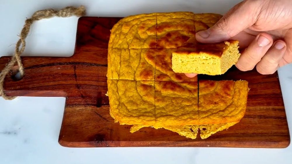 Budincă din mango și migdale, fără zahăr și făină, pentru un răsfăț la cafeaua de duminică dimineață/ Dacă rămâne, poți lua o felie la pachet, la birou