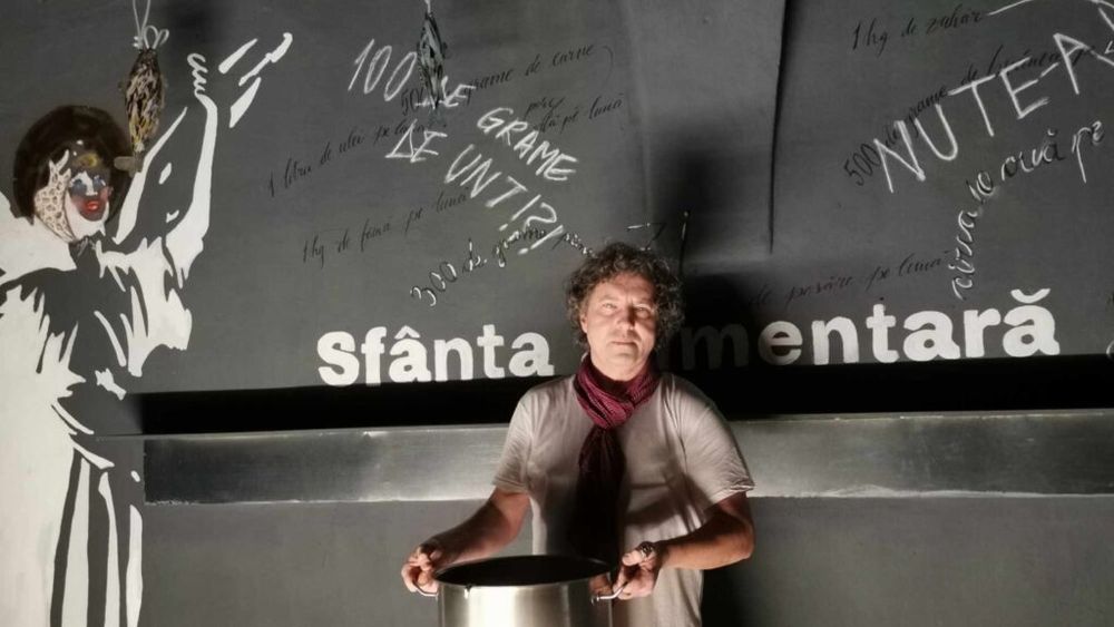 Supă de oase din perioada comunistă, combinată cu Apfelsuppe din timpul celui de-al Doilea Război Mondial. O fuziune între istorie, artă și gastronomie