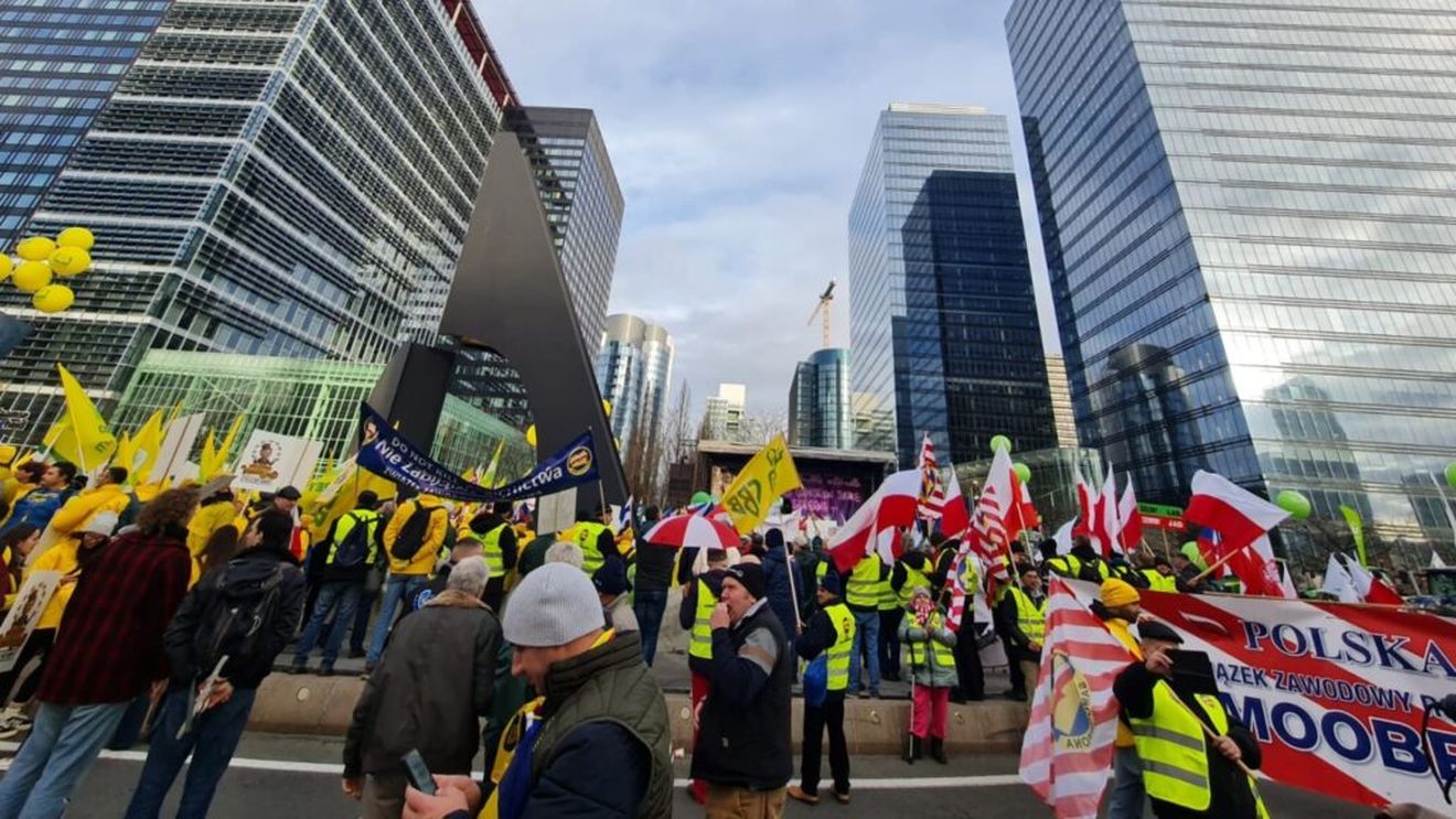 VIDEO FOTO | Bruxelles-ul, sub asaltul fermierilor: 10.000 de agricultori și 500 de tractoare au ocupat centrul orașului / Manifestația a degenerat într-un conflict cu forțele de ordine/ Fum, gaze lacrimogene și cartofi aruncați în sediul Parlamentului European