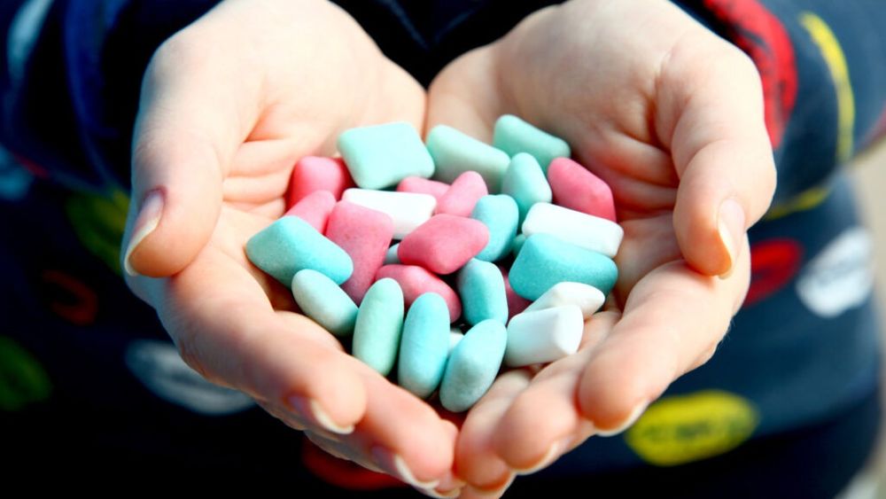 Pe 30 septembrie este Ziua Gumei de Mestecat, sărbătorită la nivel mondial sub numele de National Chewing Gum Day / Cum a evoluat de la coaja de mesteacăn și rășini de acum 5.000 de ani, la produsul pe care îl cunoaștem azi