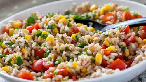 Un alt power play gastro al verilor italiene. Salată de orz cu piept de curcan, legume și măsline. Răcoritoare, ușoară, plină de gust