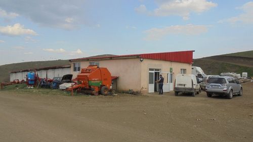 Fost împiegat de mișcare, un fermier din județul Cluj vinde lapte pentru un mare procesator din regiune și recunoaște că satul său a evoluat mult în ultimii 30 de ani