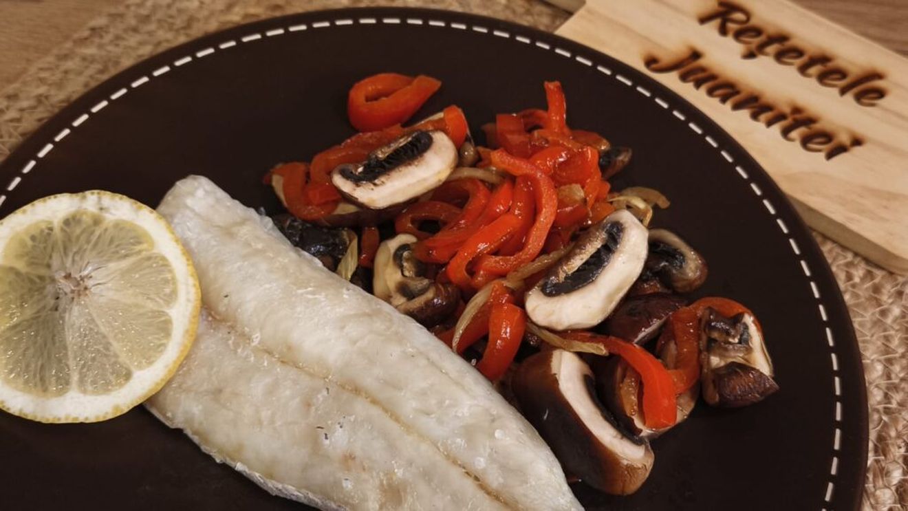 Rețetele Juanitei | Merluciu la tigaie cu garnitură de ciuperci, ardei și fenicul/ Poți găti peștele și în cuptor sau friteuză