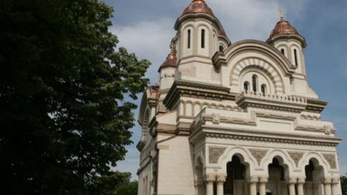 Se colectează alimente pentru a fi trimise sinistraţilor din localităţile grav afectate de inundaţii:  Arhiepiscopia Dunării de Jos strânge alimente, apă, pături şi alte bunuri pentru familiile care au rămas fără case