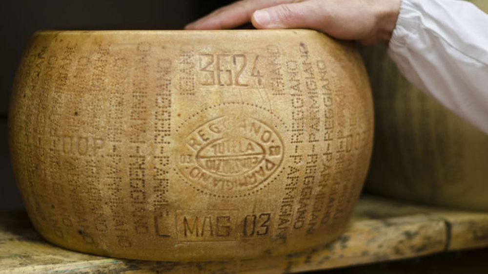 Isprava unui român în Italia: A încercat să fure 14 „roți” de Parmigiano Reggiano, dintr-un magazin din Milano