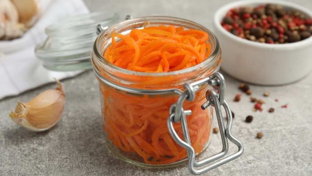 Morkovcha, o rețetă devenită virală care a scos la iveală o poveste tristă de emigrație și marginalizare în Uniunea Sovietică. Este o salată de morcovi parțial fermentați, dar nu e kimchi corean