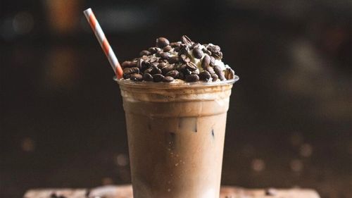 Cum prepari un cafè frappé cremos, răcoritor și revigorant în doar cinci minute. Ai nevoie doar de cafea rece, lapte, zahăr și gheață, opțional, frișcă