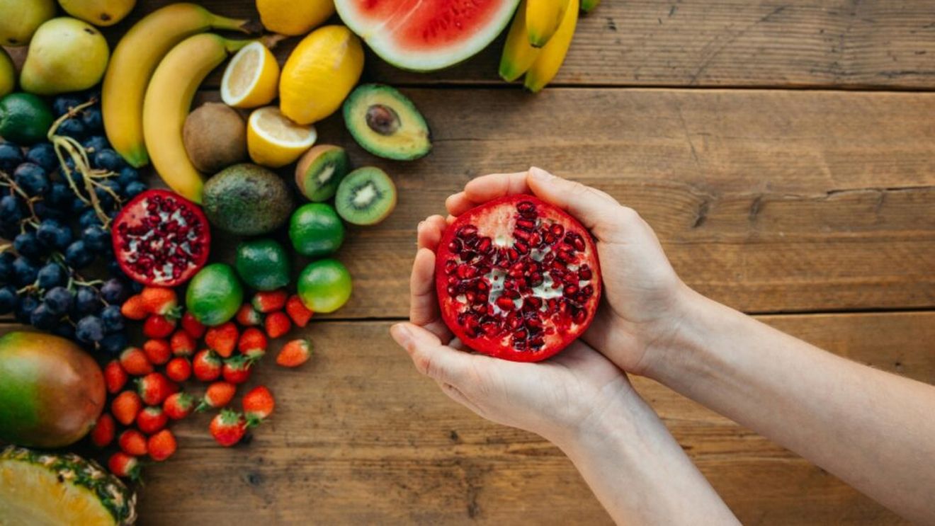 VIDEO | De la banane și portocale la mango, fructul dragonului și rodie mollar: Ce fructe exotice caută românii? / „Cred că multă lume cumpără prima dată din curiozitate”