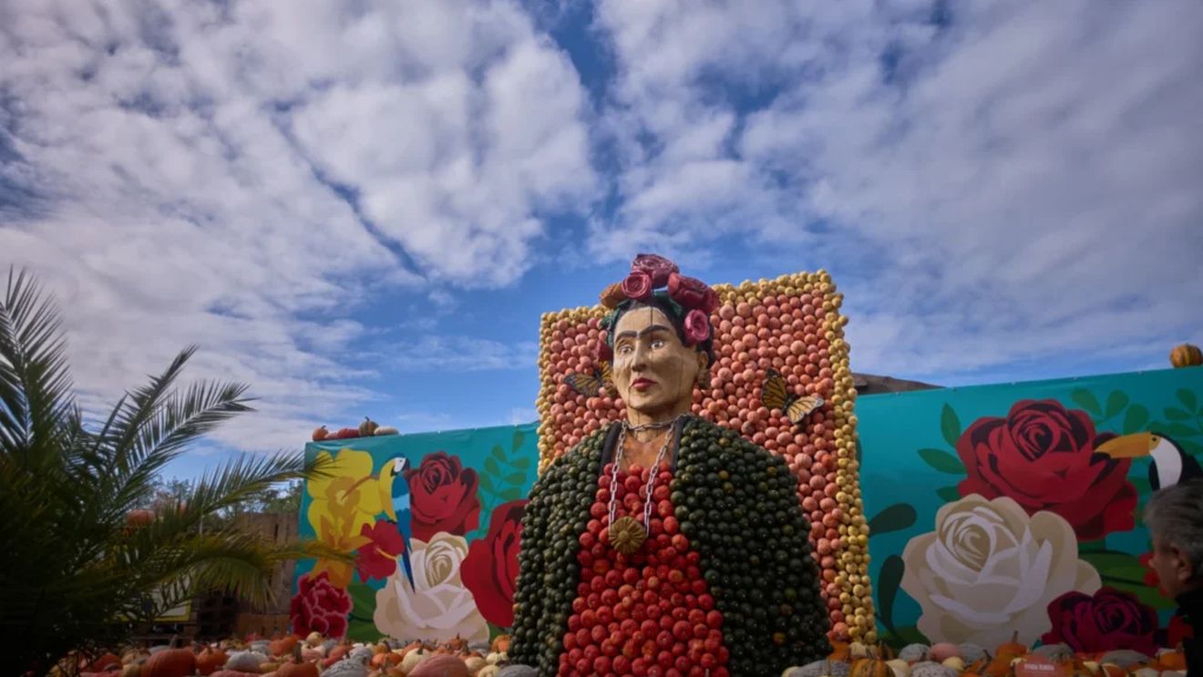 Portretul celebrei artiste mexicane Frida Kahlo, realizat din dovleci/ La Festivalul Dovleacului de la Klaistow (Germania), peste 100.000 de dovleci au fost adunați din toată lumea
