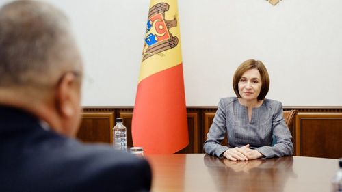 Fructieră de la Iohannis sau „Scrisori către Trump” de la Năstase, cadouri protocolare pentru Maia Sandu/Cel mai scump dintre toate este un suvenir în formă de trandafir, din sticlă mată