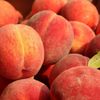 ABC în bucătărie: „Regula palmei”. Greșeala care face ca piersicile cumpărate din supermarket să nu aibă niciodată gust / Fermierii au o regulă simplă pentru a le alege pe cele mai dulci