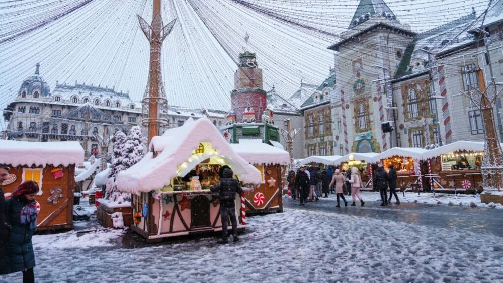 Târgul de Crăciun din Craiova, prelungit până la 11 ianuarie 2026, la cererea agențiilor de turism / „Vizitatorii pot (re)descoperi cea mai frumoasă atmosferă de sărbători, cu produse tradiţionale şi dulciuri, băuturi şi cadouri de sezon, dar şi truckuri cu mâncare”