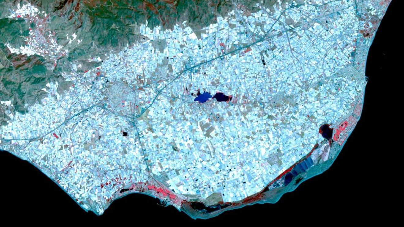 O seră de 40.000 de ha acoperită cu plastic este singura construcție care se vede din spațiu/ Nici Marele Zid nici Piramidele nu sunt în realitate vizibile