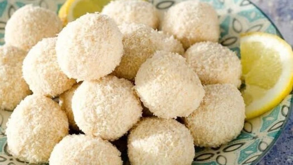 Ceva dulce de weekend. Trufe cu lămâie și cocos, un desert rece și aromat, de vară, fără coacere, pe care poți să-l ții mai multe zile la frigider