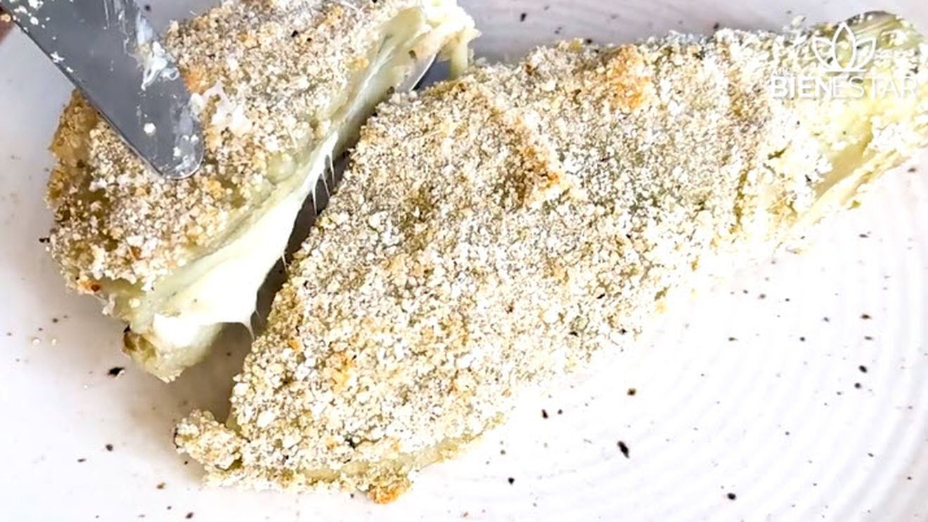 Rețetele Juanitei | Șnițel de vinete, pregătit în cuptor, în crustă de pesmet sau nuci coapte/ Dacă îl vreți vegetarian, nu puneți brănză