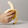 Fibrele albe din banană pe care le aruncăm pot avea beneficii pentru sănătate. Ce conțin, de fapt, aceste fâșii