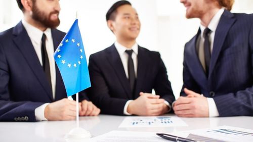 Comisia Europeană amână interzicerea „poluanților eterni” PFAS și evită un calendar clar pentru o viitoare propunere legislativă