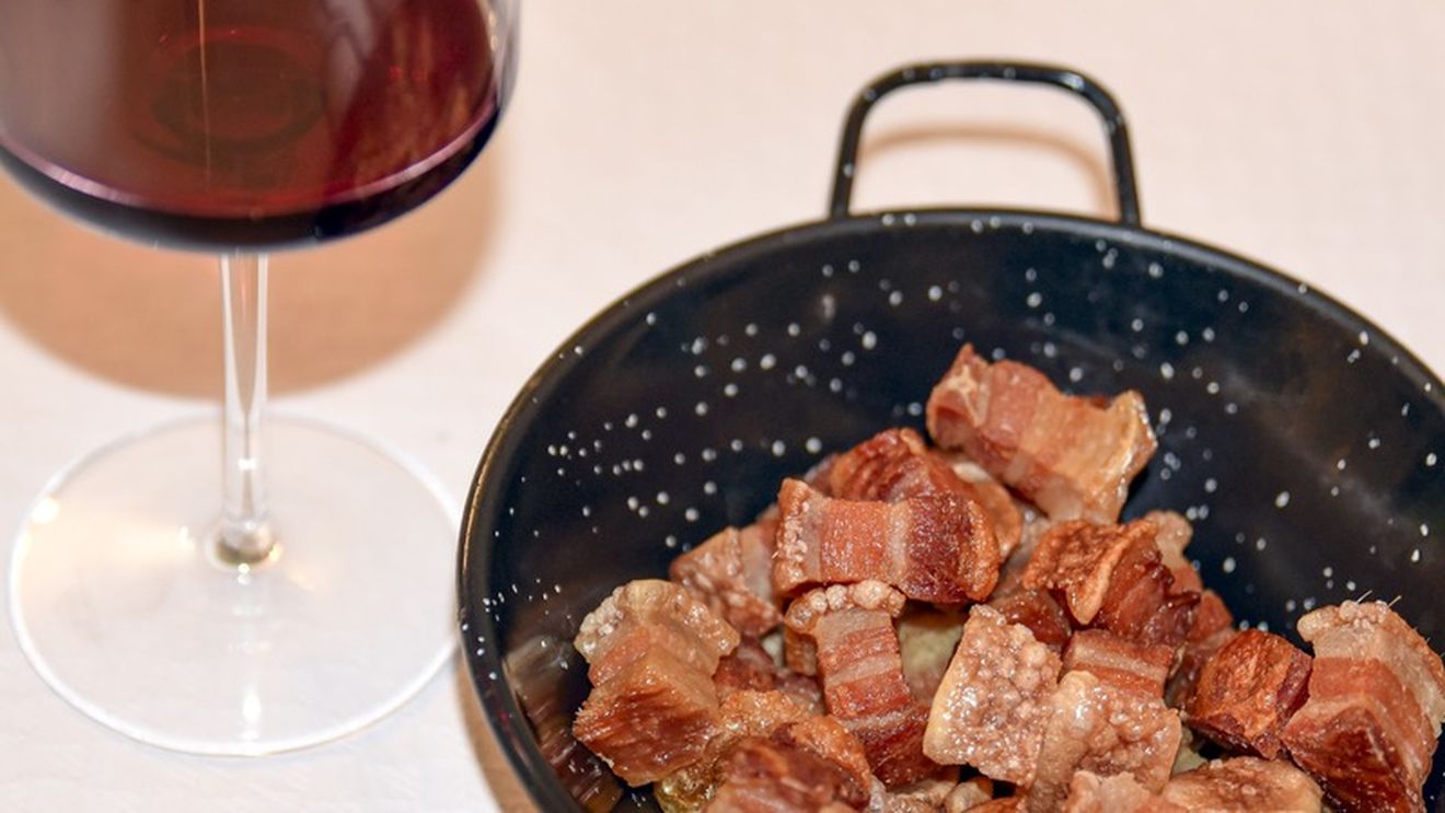 FOTO-VIDEO | Vă place baconul? Faceți cunoștință cu Torreznos de Soria – pieptul de porc „next level”, simbol al bucătăriei iberice / Poate fi gătit și în friteuza cu aer cald