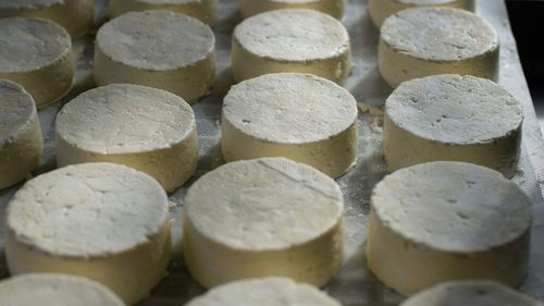 Cea mai bună brânză din lume se confruntă cu o problemă neașteptată. Graviera din Naxos, specialitatea grecească pentru care producătorii nu pot ține pasul cu cererea