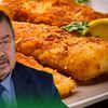 VIDEO: Cea mai simplă rețetă de pește pane / Marian Cuzdrioreanu explică pas cu pas cum prepară un macrou crocant și gustos: „Îl serviți cu mujdei de usturoi și mămăligă”