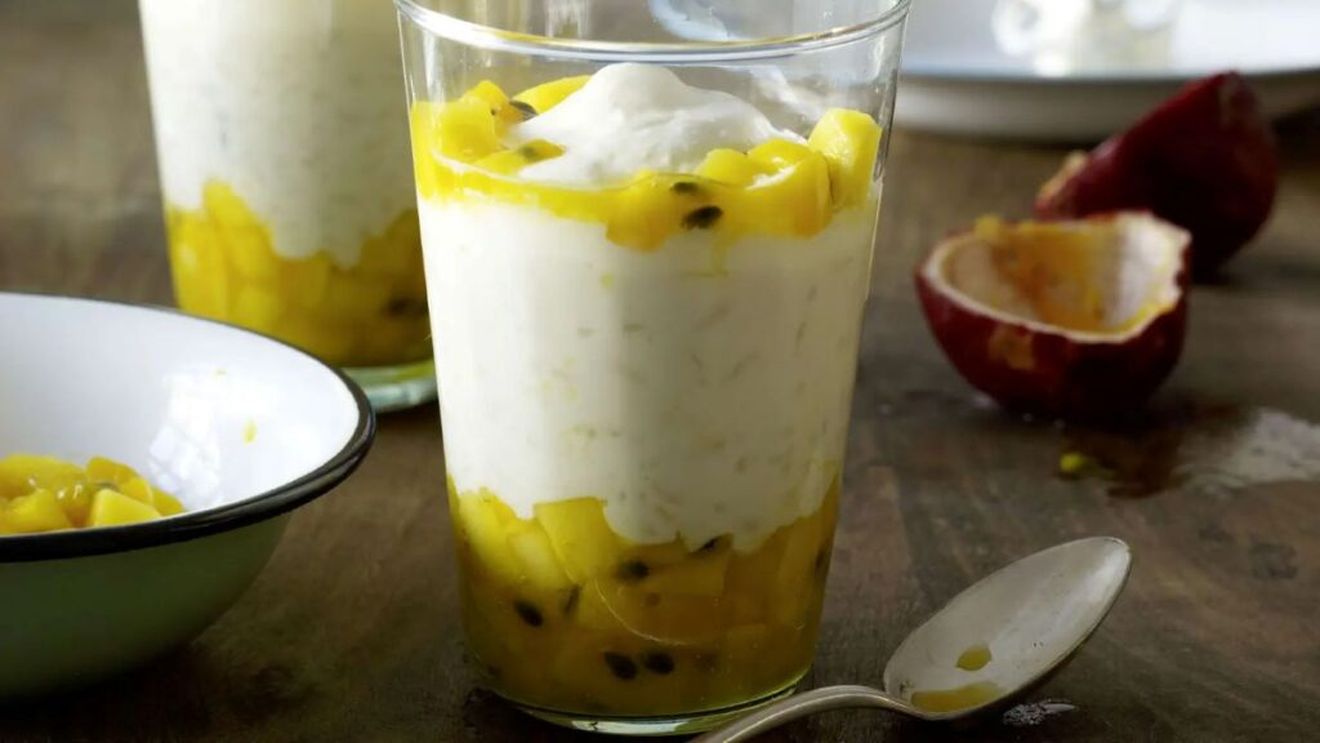 Orez cu lapte de cocos și mango, o idee de mic dejun vegetarian, fără lactoză și fără gluten, care merge și cu pere, banane, portocale, mandarine